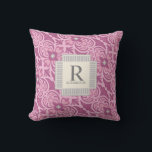 Rosa Monogram Geometric Kudde<br><div class="desc">Modern kudde och elegant med rosa och grått mönster med monogram. Anpassadets kudde kommer att vara en perfekt för alla hem. Designad av Blackberry Boulevard.</div>