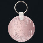 Rosa monogram glitter droppar dammig i lyxen ro nyckelring<br><div class="desc">En dammig ro,  rosa Faux metallic tittar bakgrund och mörk ro guld brev. Dekorerad med faux glitter drops,  färgdroppstift. Anpassa och lägg till monogram initialer. Ditt monogram initialer som bakgrund mönster.</div>
