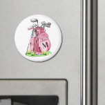 Rosa Monogram Golf Bag Magnet<br><div class="desc">Den här söta golfpåsmagneten i monogram har en golfpåse i snyggt med rosa , fylld med klubbar, med en liten bit grönt gräs vid grund. Utformningen innehåller ett enkelt serif-teckensnitt med inledande monogram som skrivs ut direkt på påsen och som sömlöst blandas in i utseendet. Monogrammet visas i en mörk...</div>
