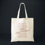 Rosa Monogram Namn Script Hobby Sports Tygkasse<br><div class="desc">Personlig Rosa och Ro Guld Anpassningsbar Monogram Namn Tote Bag med redigerbar texttypografi och ordalydelse med en lista över hennes hobbyintressen och idrottsspel gör en roligt och nyttig gåva till flickan på resan och i många extracurrikulära aktiviteter. I det här exemplet står det "hockey, lacrosse, hiking, reading, teckning", men texten...</div>