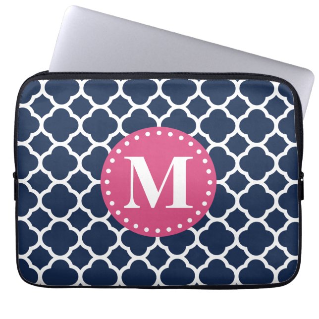 Rosa Monogram Navy Quatrefoil Mönster Laptop Sleeve (Framsidan)