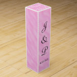Rosa Monogrammed Bröllop Vin Box Presentask För Vinflaska<br><div class="desc">Romantisk stänk av rosa över vit vattenfärg tvättar bröllopsinbjudningar. Anpassa med Bride and Grooms First Namn Initialer och Bröllop Date i svart text. Tacken skrivs i vitt skript ovanpå lådan. Lovigt romantiska Vin Boxes som ska användas som favoriter för gäster från party som tar emot vin eller champagne för att...</div>