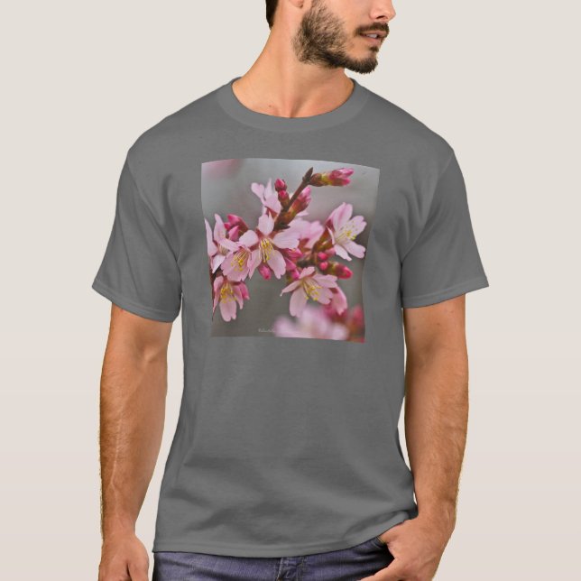 Rosa mot A Grått Himlar japanska Blommar för körsb T Shirt (Framsida)