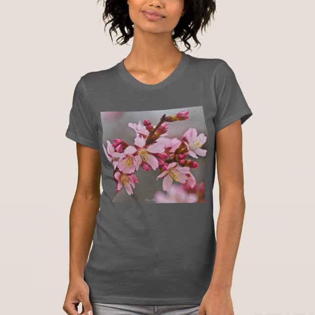 Rosa mot A Grått Himlar japanska Blommar för körsb T-shirt (Framsida)