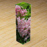 Rosa Mountain Laurel Monogrammed bröllopsfavoriter Vinlåda<br><div class="desc">Söt närhet av rosa stjärnformade blommor av bergsLaurel med mörkare rosa och grönt löv med suddig grön bakgrund. En elegant till ditt bröllop ger vin eller champagne flaskor för ditt bröllopsmottagande (eller annat speciellt evenemang). Anpassa med Bride & Grooms första Initialer och Bröllop-datum i vit text (ställe i min exempeltext)....</div>