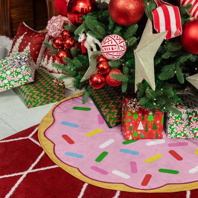 Rosa munk med färgglada strössel julgransmatta borstad polyester (Pink Donut with Colorful Sprinkles Brushed Polyester Tree Skirt)