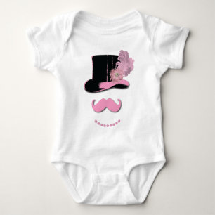 Rosa mustasch, top hat, fjädrar och blommor tee