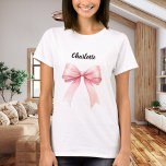 Rosa namn t shirt<br><div class="desc">För en lätt t-shirt. Dekorerad med en rosa båge. Anpassa och lägg till ditt namn. Svart text.</div>