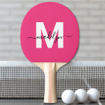 Rosa Namnmonogram Pingisracket<br><div class="desc">Skapa Ditt Eget Personliga Moderna Skriptnamn Girly Magenta Hot Pink Monogram Pingisracket. Denna ultragirlika paddel har en livfull magenta hot pink bakgrund med en djärv, platt vit initial (ingen glans eller folie) på framsidan, i kombination med ett lekfullt svart skriptnamn för en personlig touch. Baksidan är enkel hot pink, men...</div>