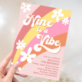 Rosa Nine är en Vibe Retro Daisy Regnbåge Födelsed Inbjudningar