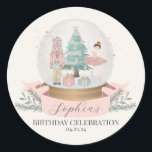 rosa nutcracker christmas-födelsedagsfest-favärde- runt klistermärke<br><div class="desc">Fira din lilla sockerplommons födelsedag med den här magiska pastel-Rosan Nutcracker First Birthday Bundle. Den här beundransvärda utskriften av party fångar magin från ett julvinter Wonderland-tema, perfekt för din flickas speciella dag. Paketet är laddningsbart och innehåller en stor mängd dekorationer av sockerplommon som ger luft med pastellnyp och festive cheer-helgdag....</div>