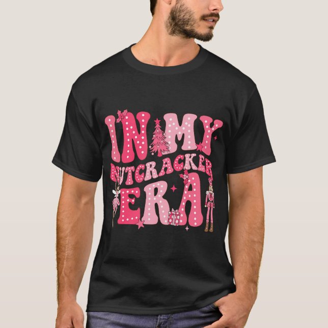 Rosa Nutcracker Squad i min Nutcracker Era T Shirt (Framsida)