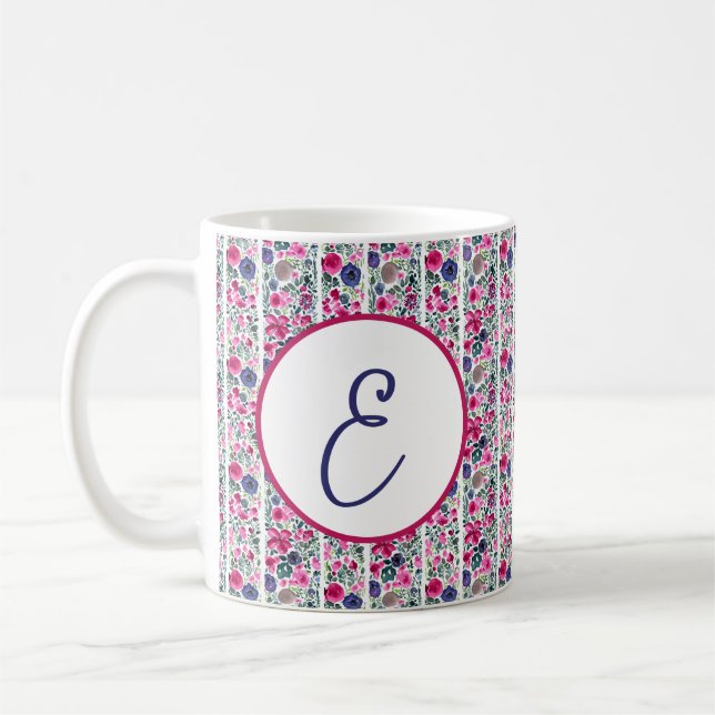 rosa och blå blommor och vita ränder monogram kaffemugg (Vänster)