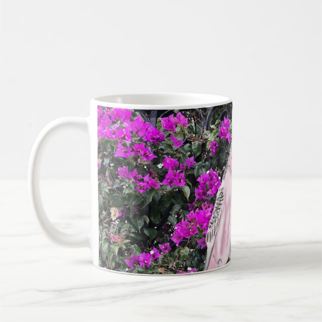 Rosa och blå budgier mot rosa Bougainvillea Kaffemugg (Vänster)