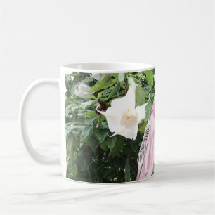 Rosa och blå budgier mot vit Vinkel trumpet Kaffemugg