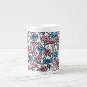 Rosa och blåkornblommor, vild blommor på vitt benporslin mugg