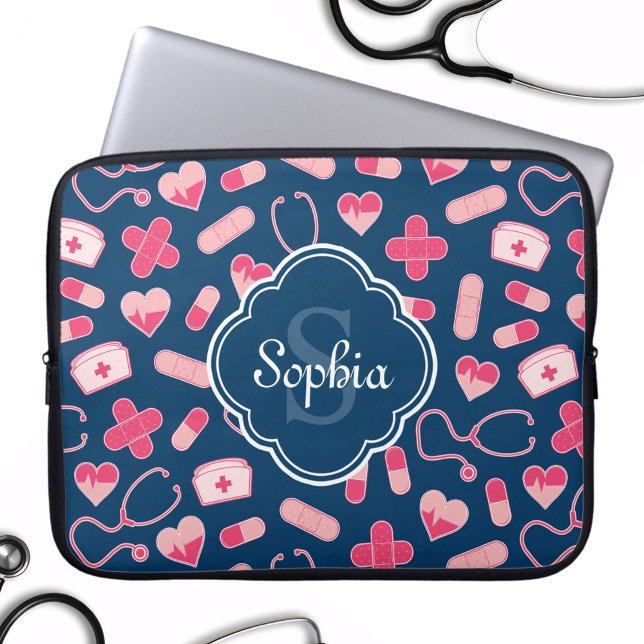 Rosa och Blue Nurse Mönster med Monogram Laptop Fodral (Skapare uppladdad)
