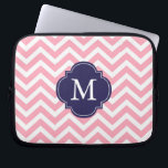 Rosa och Blue Zigzags Mönster Monogram Laptop Sleeve<br><div class="desc">Modern och chic chevron rand och quatrefoil monogramdesign.</div>
