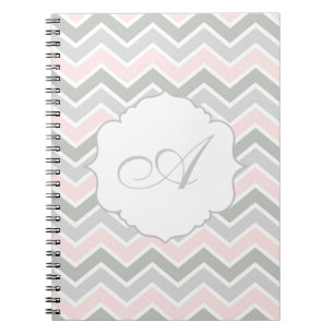 Rosa och grått sicksack-chevron-monogram anteckningsbok