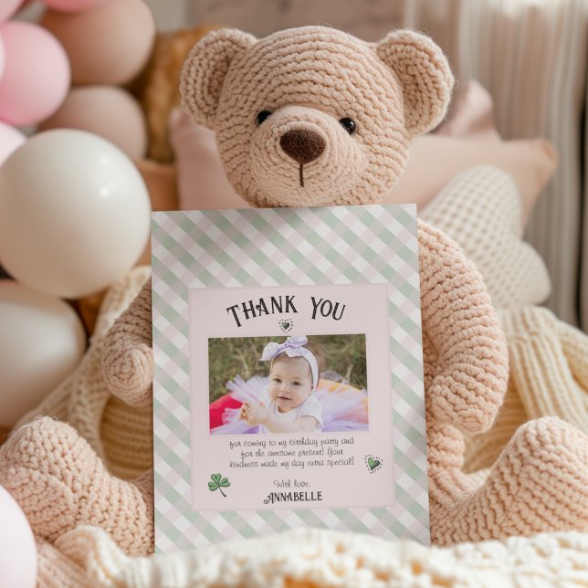 Rosa och gröna irländska barns födelsedag tack kort (Girly Pink baby St. Patty's Thank You card. Cute pink & green gingham pattern. Custom Photo & Text.)