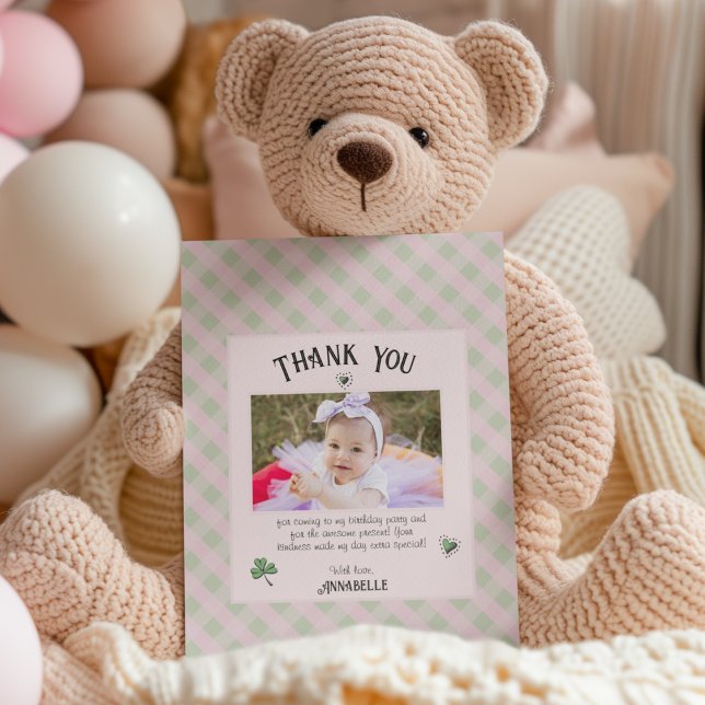 Rosa och gröna irländska barns födelsedag tack kort (Girly Pink baby St. Patty's Thank You card. Cute pink & green gingham pattern. Custom Photo & Text.)