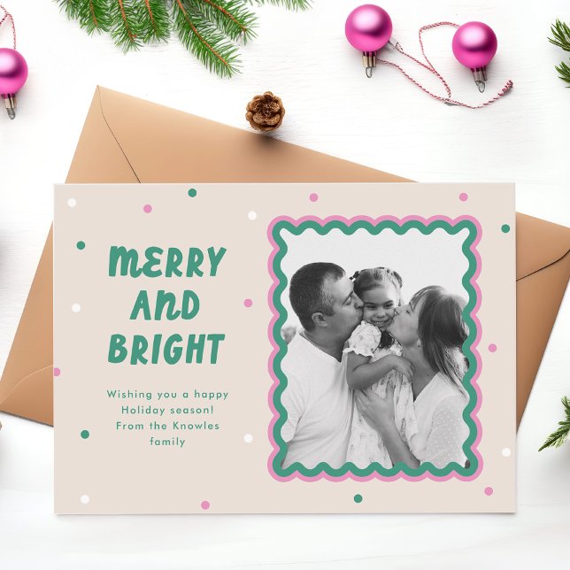 Rosa och Grönt i Ram med hög upplösning Julkort (cute squiggle frame holiday photo card with merry and bright text in a fun font)