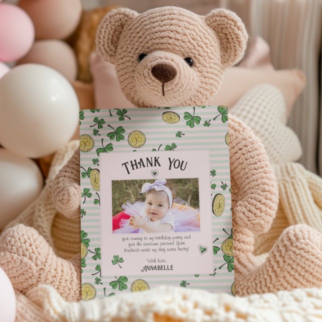 Rosa och Grönt Irish Shamrocks och Mynt Birthday Tack Kort (Cute girly baby lucky coins St. Patrick's Day birthday Thank You card with custom Photo and Text.)