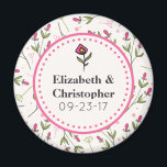 Rosa och Grönt Long Stem Wildblommor Bröllop Magnet<br><div class="desc">Ett bröllop till minneshögtid. Ditt namn och bröllop-datum skrevs i en äggskal, vit färgad ram med en rosa prickad gräns. Bakgrunden är en mönster av vilda blommor från hand plockade rosa med långa gröntar och löv på en äggskal vit färgad baksida. Rosa cirklar och spritar dekorerar också designen. Utformning av...</div>