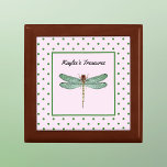 Rosa och Grönt Polka Dot och Dragonfly Monogram Minnesask<br><div class="desc">Den här designen har en vacker grönt och brons dragonfly med namn (eller annan text som du vill ha) i mjukt svart på rosa bakgrund. Konstruktionen gränsar till nya polkapunkter av grönt på gröntens bakgrund.</div>