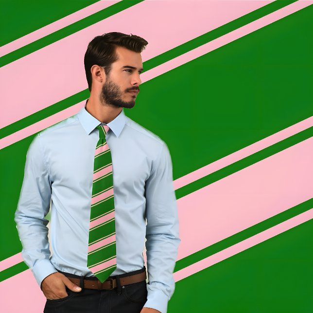Rosa och Grönt Tjock och tunn diagonal Rand Tips Slips (Man wearing Pink & Green Thick and Thin Diagonal Stripes Tie. He stands against patterned background)
