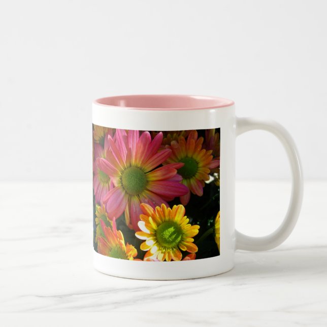 Rosa och gula höstblommor dryckesmugg Två-Tonad mugg (Höger)