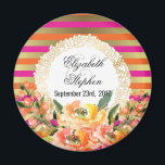 Rosa och Guld Metallisk Rand med Blommigt Bröllop Magnet<br><div class="desc">En finare-magnet för bröllop med en elegant mönster som består av rosa,  orange och faux guld metallic vågrät rand. Överst är ett ram med ett guld dekorativt gräns med ett vitt centrum. Rosa och orange vattenfärgblommor dekorerar grund.</div>