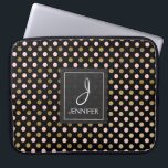 Rosa och guldfolie Polka Dot Mönster Monogram Laptop Fodral<br><div class="desc">Rosa,  svart och faux guldfoil Polka Dot Mönster Elegant Monogram Fodral. Fodral kan anpassas så att du kan inkludera ditt initialvärde och fullt.</div>