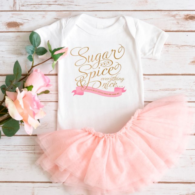 Rosa och guldskrift Socker och krydda Baby-bodysui T Shirt (Skapare uppladdad)