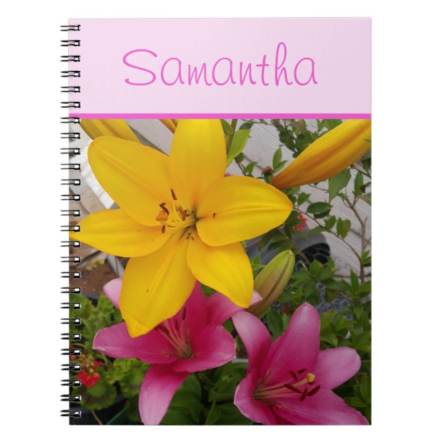 Rosa och Gult Lily Lillies Flower Girls Namn Anteckningsbok (Framsidan)
