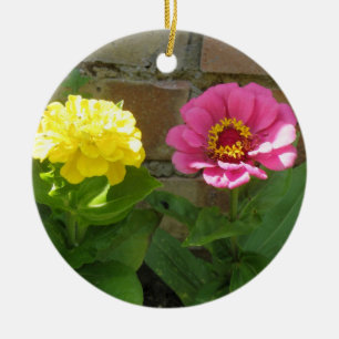 Rosa och Gult Zinnias Anpassningsbar Födelsedag Julgransprydnad Keramik