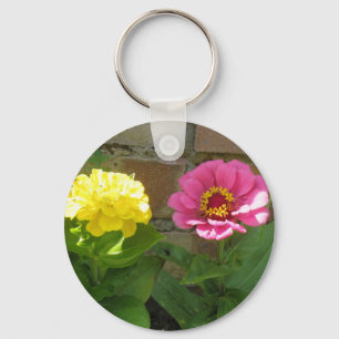 Rosa och Gult Zinnias Keychain Nyckelring