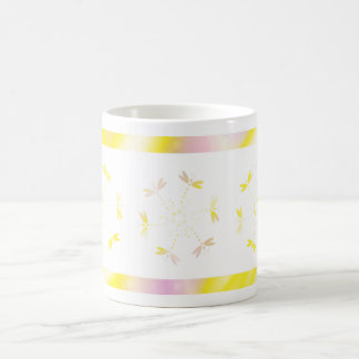 Rosa- och gultmugg med sländor kaffemugg