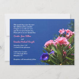 Rosa och lila blommor på djupblå landsbygdshochzei inbjudningar