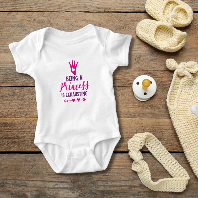Rosa och Lila Eftersom prinsessan håller på att tö T Shirt (Pink purple Being a Princess is Exhausting Baby girl Baby body suit. Baby Shower gift)