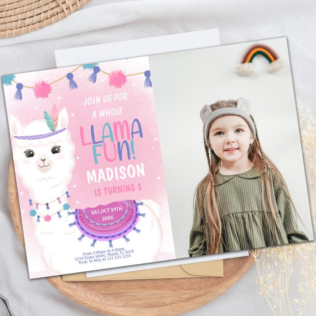 Rosa och Lila Llama-födelsedagsinbjudan med foto Inbjudningar (Pink Purple Llama Birthday Invitations with photo)
