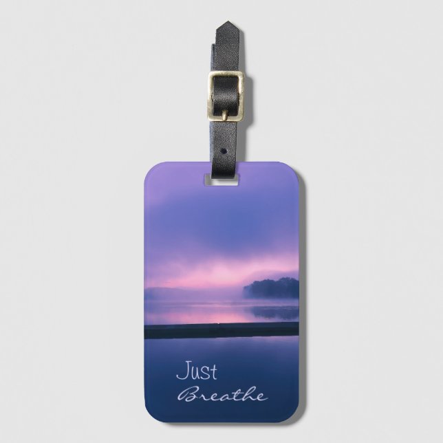 Rosa och Lila Soluppgång över Vatten Breathe D Bagagebricka (Framsida vertikal)
