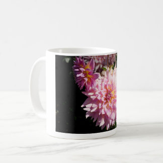Rosa och Orange Dahlia – Fin konstfotografering Kaffemugg