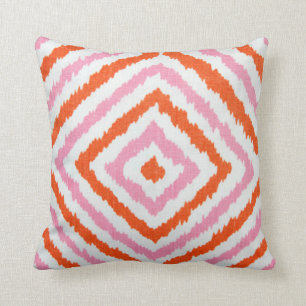 Rosa och orange ikat diamantformer kudde