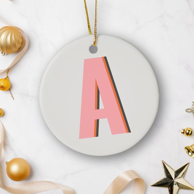 Rosa och orange retro-typografi monogram initial julgransprydnad keramik (Skapare uppladdad)