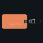 Rosa och orange skriptnamn Favor Personlig    Bagagebricka<br><div class="desc">Denna reseväska-etikett har ett enkelt skriptnamn i rosa på en orange bakgrund med kontaktinformation på baksidan. Den minimalistiska designen passar för destination bröllop,  möhippa resor eller för att tacka din brudgrupp. Perfekt för brudar som vill ha koordinerade resetillbehör för sin fest. Bra för weekendresor,  bröllopsresor eller vardagsbruk efteråt.</div>