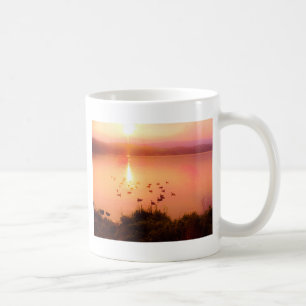 Rosa och persiko-sjö-solnedgång kaffemugg