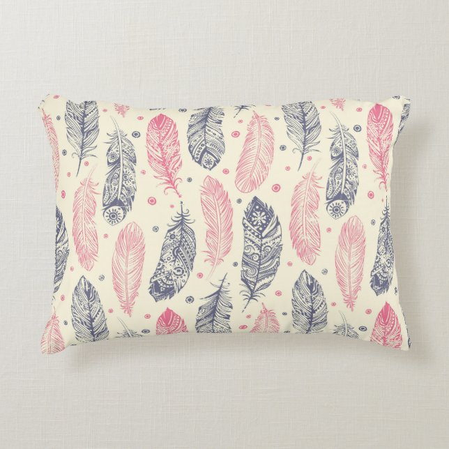 Rosa och purpurfärgat etniskt fjädermönster prydnadskudde (Framsidan)