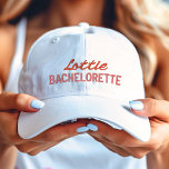 Rosa och Red Bachelorette Brudens sida Broderad Keps<br><div class="desc">Rött skript namn med en rosa beskrivning av "Bachelorette" embroiderad basebollhatt.</div>