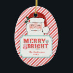 Rosa och Red Santa Santa | Märk och ljus Julgransprydnad Keramik<br><div class="desc">Den här julprydnaden har en glad jultomtsdesign med texten "Merry & Bright". Du kan anpassa dig med ditt namn och år i grund. På baksidan finns ännu en samordnande rosa och röd diagonal rand mönster.</div>